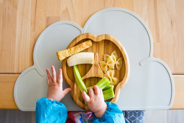 Cho trẻ ăn dặm sớm có hại dạ dày không?